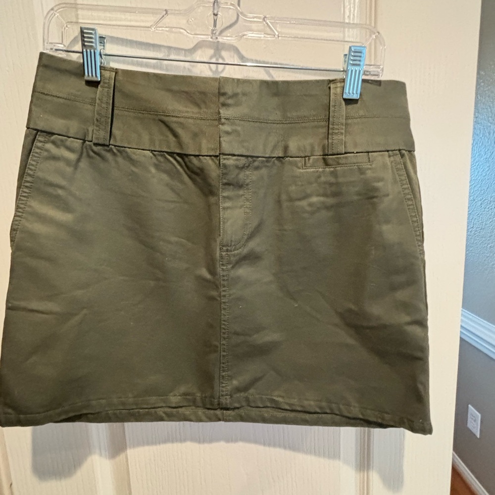 Old Navy army green skirt. Size 4. New‎ without tags. Super cute